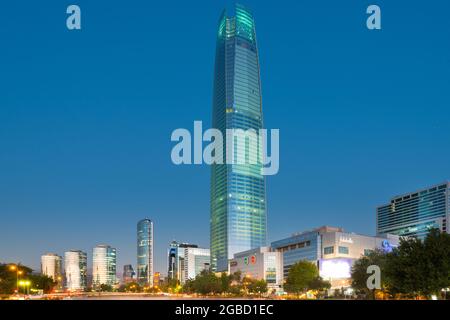 Santiago, Region Metropolitana, Chile - Skyline des Finanzviertels von Santiago mit Costanera Wolkenkratzern und modernen Bürogebäuden. Stockfoto