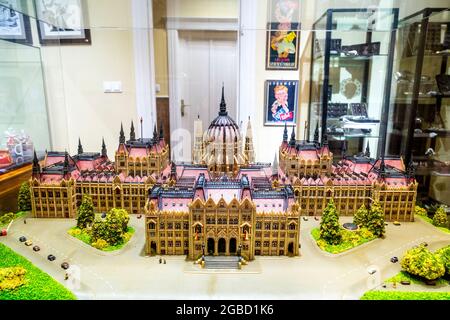 Ungarisches Parlamentsgebäude aus Marzipan im Szamos Schokoladenmuseum, Budapest, Ungarn Stockfoto