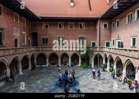 Krakau, Polen - 28. August 2018: Innenhof des Collegium Maius, hier befindet sich das Jagiellonische Universitätsmuseum mit Menschen in der Umgebung von Kra Stockfoto