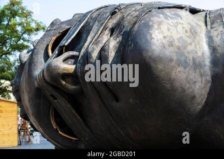 Krakau, Polen - 28. August 2018: Eros Bendato oder Eros gebunden, riesige Kopfbronze-Statue neben dem Rynek-Untergrundmuseum auf dem Hauptmarkt, Stockfoto