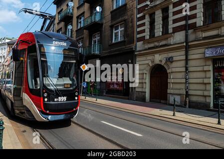 Krakau, Polen - 29. August 2018: Straßenbahn im Umlauf und Menschen zu Fuß im Zentrum von Krakau, Polen Stockfoto