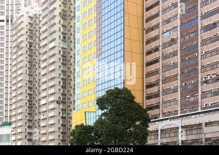 Nahaufnahme von dicht besiedelten Gebäuden in Hongkong, China Stockfoto