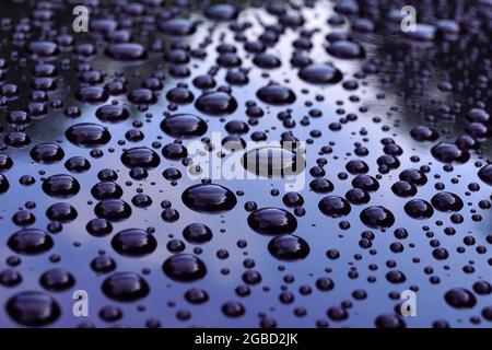 Metallic-Autolack nach dem Waschen des Autos. Wassertropfen bleiben auf der Oberfläche. Stockfoto