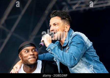 Peter Andre tritt kurz nach Aufhebung der COVID-Beschränkungen auf der Bühne beim Fantasia-Musikkonzert in Maldon, Essex, Großbritannien, auf Stockfoto