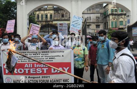 Kalkutta, Indien. August 2021. Medizinische Hochschule und Krankenhaus Junioren und Praktikanten protestieren gegen Ayush-Entsendung von MBBS (Bachelor of Medicine und Bachelor of Surgery)-Praktikantin und Umsetzung von unwissenschaftlichen und anti-people Klauseln von NMC im Krankenhaus in Kalkata. (Foto: Sandip Saha/Pacific Press) Quelle: Pacific Press Media Production Corp./Alamy Live News Stockfoto