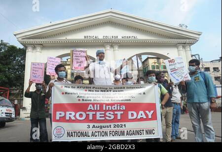 Kalkutta, Indien. August 2021. Medizinische Hochschule und Krankenhaus Junioren und Praktikanten protestieren gegen Ayush-Entsendung von MBBS (Bachelor of Medicine und Bachelor of Surgery)-Praktikantin und Umsetzung von unwissenschaftlichen und anti-people Klauseln von NMC im Krankenhaus in Kalkata. (Foto: Sandip Saha/Pacific Press) Quelle: Pacific Press Media Production Corp./Alamy Live News Stockfoto