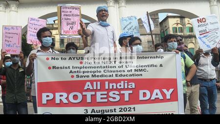 Kalkutta, Indien. August 2021. Medizinische Hochschule und Krankenhaus Junioren und Praktikanten protestieren gegen Ayush-Entsendung von MBBS (Bachelor of Medicine und Bachelor of Surgery)-Praktikantin und Umsetzung von unwissenschaftlichen und anti-people Klauseln von NMC im Krankenhaus in Kalkata. (Foto: Sandip Saha/Pacific Press) Quelle: Pacific Press Media Production Corp./Alamy Live News Stockfoto