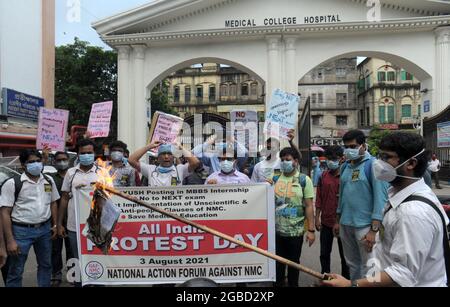 Kalkutta, Indien. August 2021. Medizinische Hochschule und Krankenhaus Junioren und Praktikanten protestieren gegen Ayush-Entsendung von MBBS (Bachelor of Medicine und Bachelor of Surgery)-Praktikantin und Umsetzung von unwissenschaftlichen und anti-people Klauseln von NMC im Krankenhaus in Kalkata. (Foto: Sandip Saha/Pacific Press) Quelle: Pacific Press Media Production Corp./Alamy Live News Stockfoto