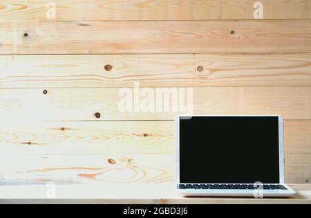 Computer, Laptop mit leerem Bildschirm auf Holztisch Stockfoto