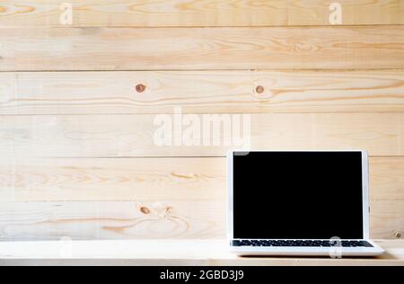 Computer, Laptop mit leerem Bildschirm auf Holztisch Stockfoto