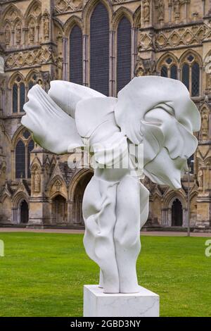 Angels Harmony Skulptur von Helaine Blumenfeld in Campacio Marmor vor der Kathedrale von Salisbury, Salisbury, Wilshire, UK im Juli Stockfoto