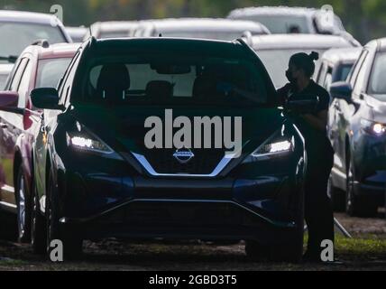 Am Freitag, den 30. Juli 2021, stehen Autos auf dem COVID-19-Testgelände von Amelia Earhart Park in Hialeah, Florida, an. (Foto von Matias J. Ocner/Miami Herald/TNS/Sipa USA) Stockfoto