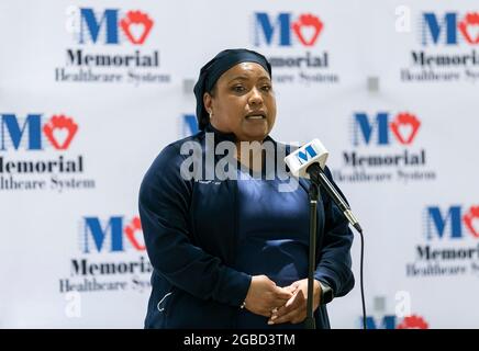 Juana Mejia, eine COVID Krankenschwester auf der Intensivstation, spricht am Freitag, den 30. Juli 2021, während einer Pressekonferenz im Memorial Hospital Miramar, Florida. Mejia erklärte, dass die jüngste Zunahme der COVID-19-Fälle in Südflorida zu einer Zunahme der Krankenhausaufenthalte im Memorial Hospital Miramar geführt hat. (Foto von Matias J. Ocner/Miami Herald/TNS/Sipa USA) Stockfoto