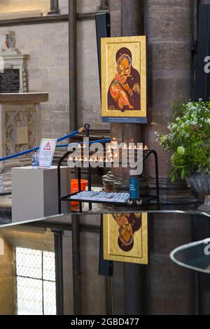 Die Jungfrau der Zärtlichkeit von Vladimir mit Votivkerzen in der Salisbury Cathedral, Salisbury, Wilshire, Großbritannien im Juli Stockfoto