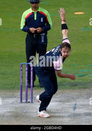 3. August 2021; Emirates Old Trafford, Manchester, Lancashire, England; Royal London Cup Cricket, Lancashire gegen Middlesex; James Harris von Middlesex bowls vom James Anderson enden in seinem Eröffnungssprung Stockfoto