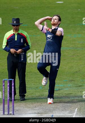 3. August 2021; Emirates Old Trafford, Manchester, Lancashire, England; Royal London Cup Cricket, Lancashire gegen Middlesex; James Harris von Middlesex bowls vom James Anderson enden in seinem Eröffnungssprung Stockfoto