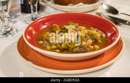 Typischer Kichererbsen-Eintopf aus Alentejo, verzehrfertig. Es enthält gekochte Kichererbsen und eine Mischung aus verschiedenen Fleisch- und Gemüsesorten. Stockfoto