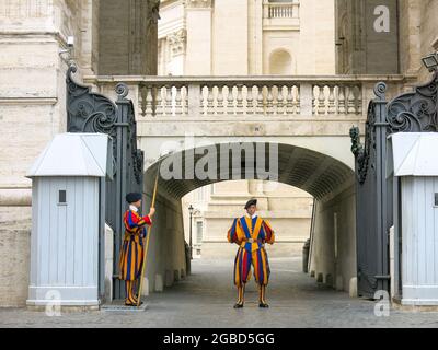 Päpstliche Schweizer Garde, Guardia svizzera pontificia, Soldaten am Tor zum Petersdom, Vatikanstadt, Rom, Italien Stockfoto