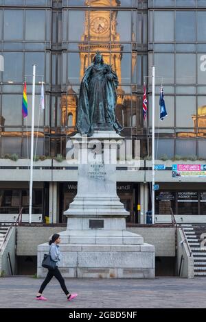 England, Hampshire, Portsmouth, Guildhall Square, Queen Victoria Statue Stockfoto