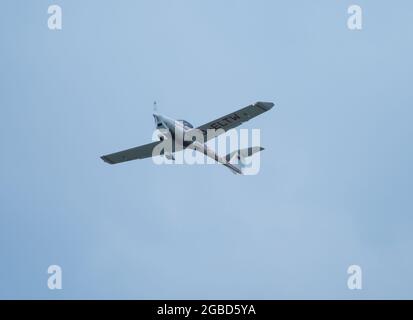 SCHOENGLEINA, DEUTSCHLAND - 03. Mai 2021: Ein leichtes Flugzeug, das am Himmel fliegt, wurde in Schoengleina, Deutschland, gefangen genommen Stockfoto