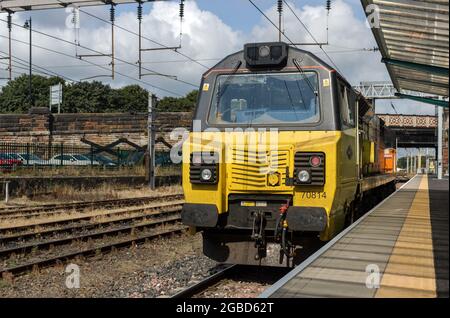 70814 Pausen auf Plattform 1 bei Carlisle, wo der 004O-Hafen von Workington Colas zu Irvine Caledonian Paper gearbeitet wird. Stockfoto