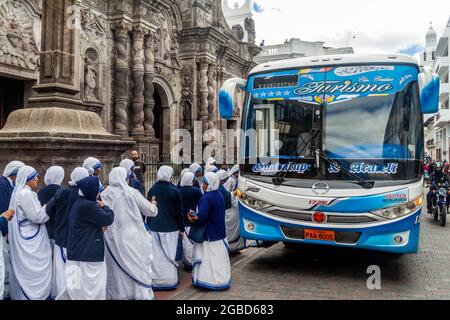 QUITO, ECUADOR - 24. JUNI 2015: Gruppe von Nonnen vor der Kirche La Compania de Jesus in der Altstadt von Quito, Ecuador Stockfoto