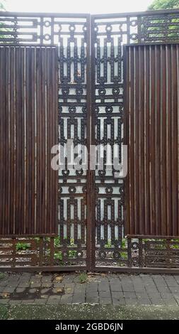 Altes Eisentor Stockfoto