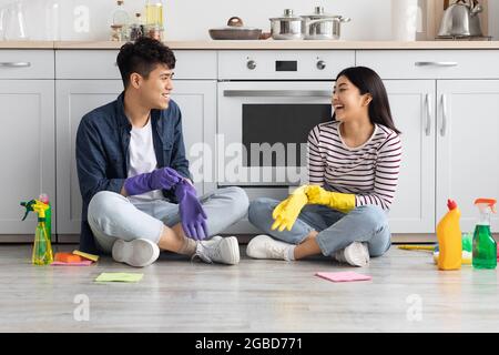 Schöne asiatische paar immer bereit für die Reinigung Küche Stockfoto