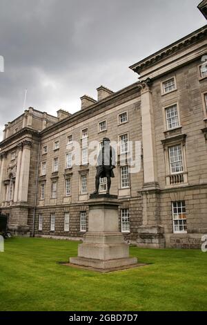 Edmund Burke Statue, vor dem Trinity College, College Green, Dublin, Irland. Stockfoto