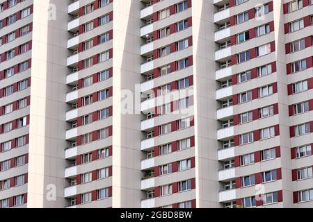 Typisches Hochhaus im ehemaligen Ostteil von Berlin, Deutschland Stockfoto