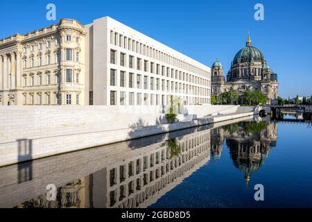 Der Berliner Dom mit dem rekonstruierten Stadtpalais spiegelte sich in den frühen Morgenstunden in der Spree wider Stockfoto