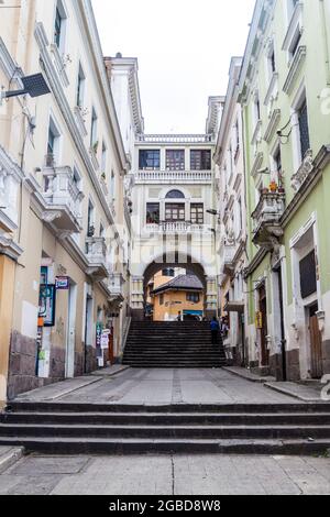 QUITO, ECUADOR - 24. JUNI 2015: Alte Gebäude im Zentrum von Quito Stockfoto