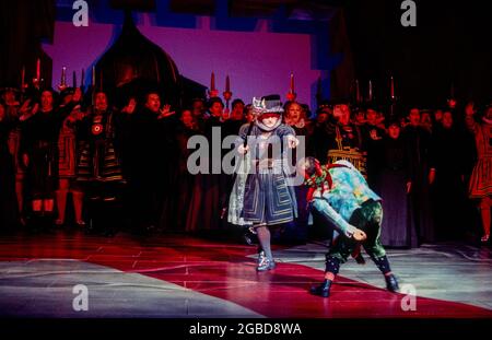 Vorne rechts, Jack wird abgelehnt: Suart (Jack Point) im YEOMEN DER WACHE von Gilbert & Sullivan an der Welsh National Opera, Cardiff, Wales 13/12/1994 Leitung: Gareth Jones Bühnenbild: Peter J Davison Kostüme: Nicky Gillibrand Beleuchtung: Peter Mumford Regie: Tim Hopkins Stockfoto