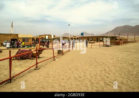 Yazd, Desert, Iran, 20. Februar 2021: Gebäude des Clay Safari Fun Club mit Kamelpaddock, ATV-Fahrt und Fahrt mit dem Wüstendünenauto. Stockfoto