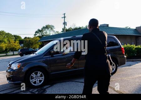 Oakwood, Usa. August 2021. Die demokratische progressive Kandidatin Nina Turner läuft zu einem Auto einer Person, die sagt, dass sie gerade für Turner gestimmt hat. Die Wähler kamen zu den Wahlurnen für eine Sonderwahl im 11. Bezirk von Ohio. Die beiden führenden Kandidaten für den Sitz dieses Repräsentantenhauses sind zwei Demokraten, Nina Turner, eine progressive Kandidatin, und Shontel Brown, die das traditionelle demokratische Establishment vertritt. Kredit: SOPA Images Limited/Alamy Live Nachrichten Stockfoto