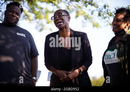 Oakwood, Usa. August 2021. Die sozialdemokratische Kandidatin Nina Turner steht mit dem demokratischen Politiker aus Louisiana, Gary Chambers, zusammen. Die Wähler kamen zu den Wahlurnen für eine Sonderwahl im 11. Bezirk von Ohio. Die beiden führenden Kandidaten für den Sitz dieses Repräsentantenhauses sind zwei Demokraten, Nina Turner, eine progressive Kandidatin, und Shontel Brown, die das traditionelle demokratische Establishment vertritt. Kredit: SOPA Images Limited/Alamy Live Nachrichten Stockfoto