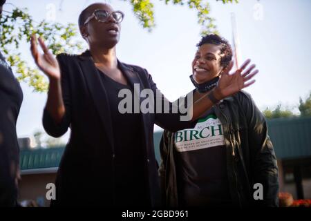 Oakwood, Usa. August 2021. Die sozialdemokratische Kandidatin Nina Turner steht mit einer Frau im Danielle M. Turner-Birch-Hemd für das Bildungsministerium von Bedford. Die Wähler kamen zu den Wahlurnen für eine Sonderwahl im 11. Bezirk von Ohio. Die beiden führenden Kandidaten für den Sitz dieses Repräsentantenhauses sind zwei Demokraten, Nina Turner, eine progressive Kandidatin, und Shontel Brown, die das traditionelle demokratische Establishment vertritt. Kredit: SOPA Images Limited/Alamy Live Nachrichten Stockfoto