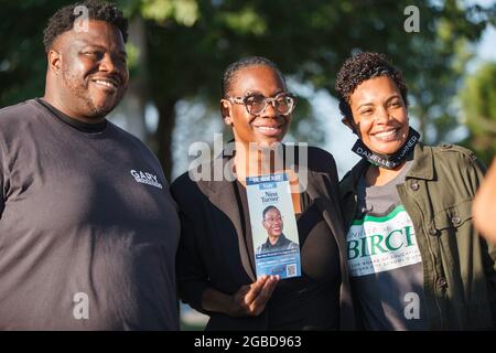 Oakwood, Usa. August 2021. Die sozialdemokratische Kandidatin Nina Turner posiert mit dem demokratischen Politiker aus Louisiana, Gary Chambers und einer Frau, die ein Danielle M. Turner-Birch-Hemd trägt, für das Bildungsministerium von Bedford. Die Wähler kamen zu den Wahlurnen für eine Sonderwahl im 11. Bezirk von Ohio. Die beiden führenden Kandidaten für den Sitz dieses Repräsentantenhauses sind zwei Demokraten, Nina Turner, eine progressive Kandidatin, und Shontel Brown, die das traditionelle demokratische Establishment vertritt. Kredit: SOPA Images Limited/Alamy Live Nachrichten Stockfoto