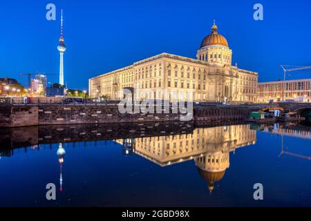 Das rekonstruierte Berliner Stadtpalais und der Fernsehturm bei Nacht Stockfoto