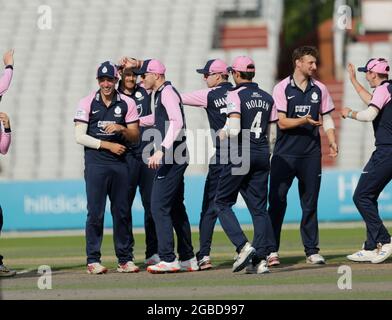 3. August 2021; Emirates Old Trafford, Manchester, Lancashire, England; Royal London Cup Cricket, Lancashire gegen Middlesex; Josh De Caires von Middlesex feiert mit seinen Teamkollegen, nachdem er Steven Croft von Lancashire beim Bowling von Luke Hollman erwischt hat und der Vorteil liegt bei den Besuchern Stockfoto