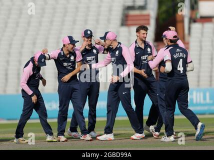 3. August 2021; Emirates Old Trafford, Manchester, Lancashire, England; Royal London Cup Cricket, Lancashire gegen Middlesex; Josh De Caires von Middlesex feiert mit seinen Teamkollegen, nachdem er Steven Croft von Lancashire beim Bowling von Luke Hollman erwischt hat und der Vorteil liegt bei den Besuchern Stockfoto