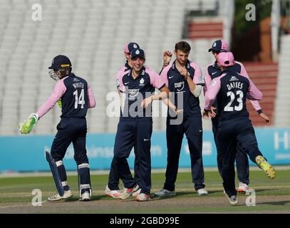 3. August 2021; Emirates Old Trafford, Manchester, Lancashire, England; Royal London Cup Cricket, Lancashire gegen Middlesex; Josh De Caires von Middlesex feiert mit seinen Teamkollegen, nachdem er Steven Croft von Lancashire beim Bowling von Luke Hollman erwischt hat und der Vorteil liegt bei den Besuchern Stockfoto