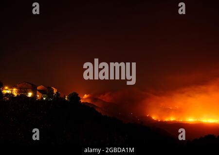 Großes Buschfeuer auf dem Land der Provinz Enna in der Nähe der Stadt Aidone auf Sizilien am 2021 Stockfoto