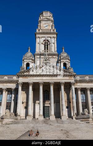 England, Hampshire, Portsmouth, Guildhall Square, Bronzestatue von Charles Dickens von Martin Jennings Stockfoto