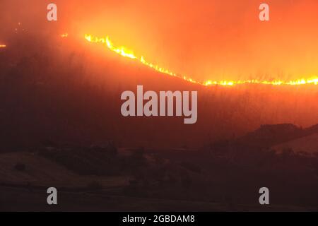 Großes Buschfeuer auf dem Land der Provinz Enna in der Nähe der Stadt Aidone auf Sizilien am 2021 Stockfoto