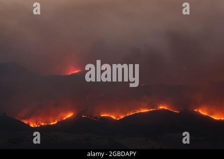 Großes Buschfeuer auf dem Land der Provinz Enna in der Nähe der Stadt Aidone auf Sizilien am 2021 Stockfoto