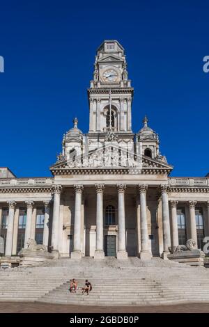 England, Hampshire, Portsmouth, Guildhall Square, Bronzestatue von Charles Dickens von Martin Jennings Stockfoto