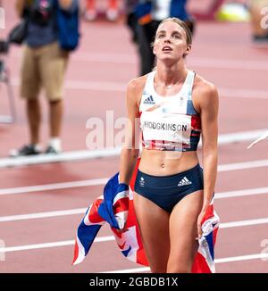 3. August 2021; Olympiastadion, Tokio, Japan: Tag der Olympischen Sommerspiele 11 in Tokio 2020; Keely Hodgkinson feiert mit der Flagge, nachdem er Silber gewonnen hat Stockfoto