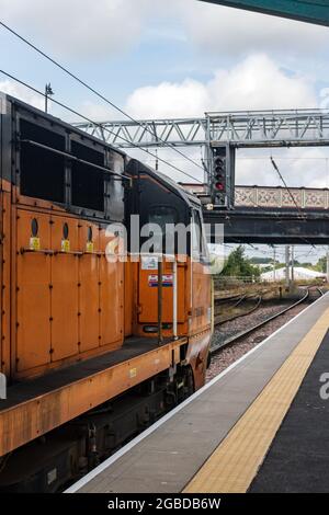 70814 Pausen auf Plattform 1 bei Carlisle, wo der 004O-Hafen von Workington Colas zu Irvine Caledonian Paper gearbeitet wird. Stockfoto