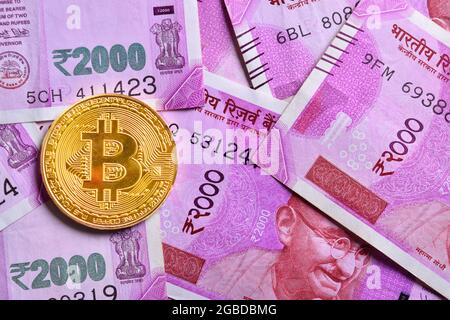 Draufsicht auf Bitcoin mit 2000 Rupien Indische Währung Stockfoto